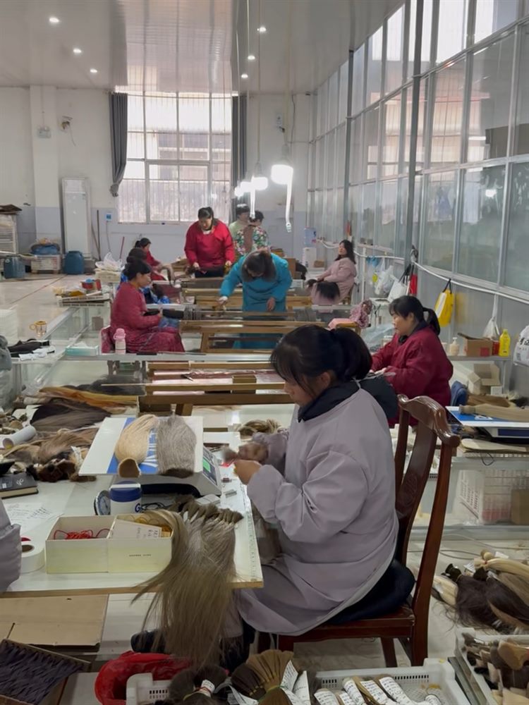 Hand-tied workshop with artisans